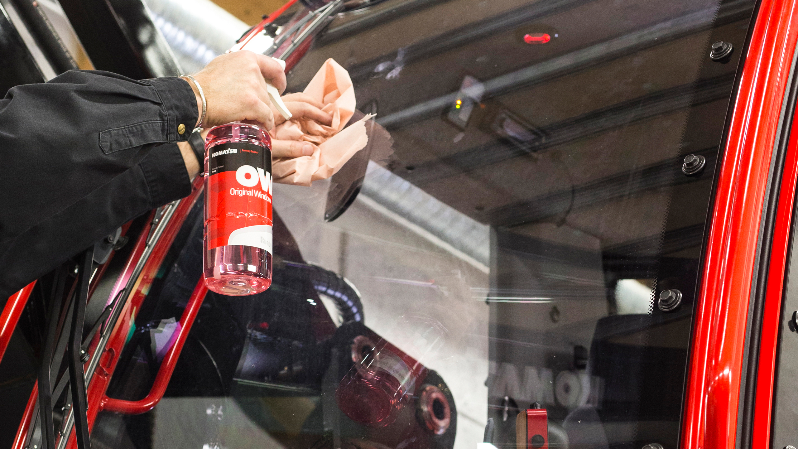 Komatsu Service cleaning machine window