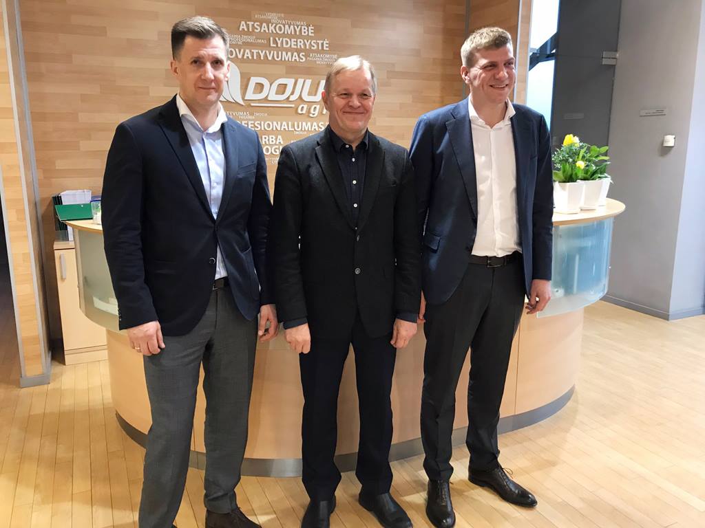 DOJUS Groupin pääjohtaja Donatas Dailide, Komatsu Forest Oy:n toimitusjohtaja Jari Alahuhtala ja DOJUS Groupin toimitusjohtaja Audrius Kavaliauskas