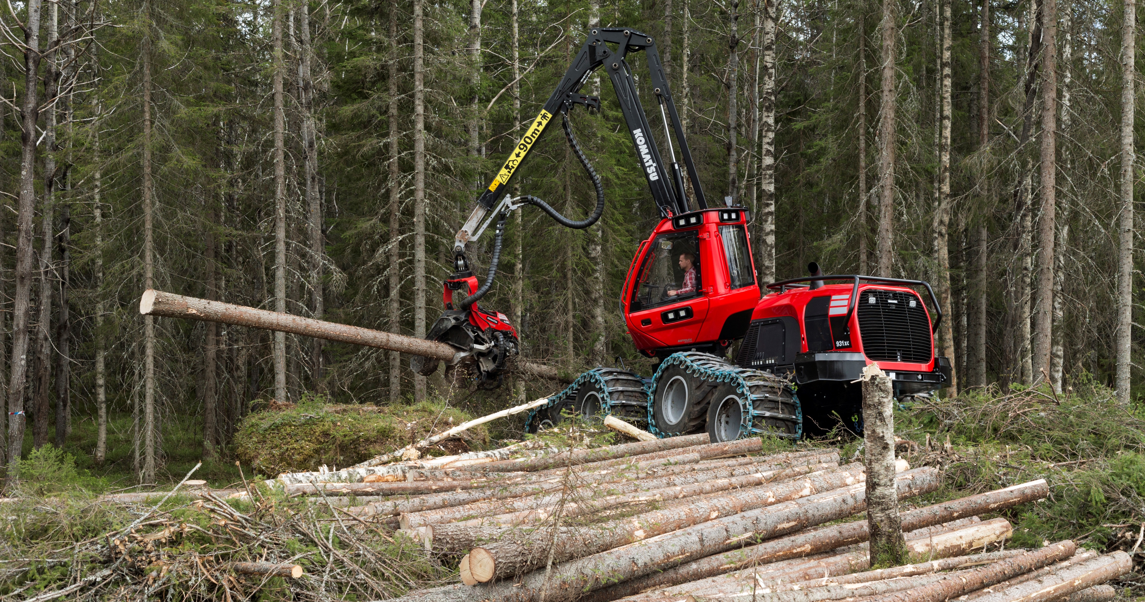 Komatsu 931XC harvester 8 wheels